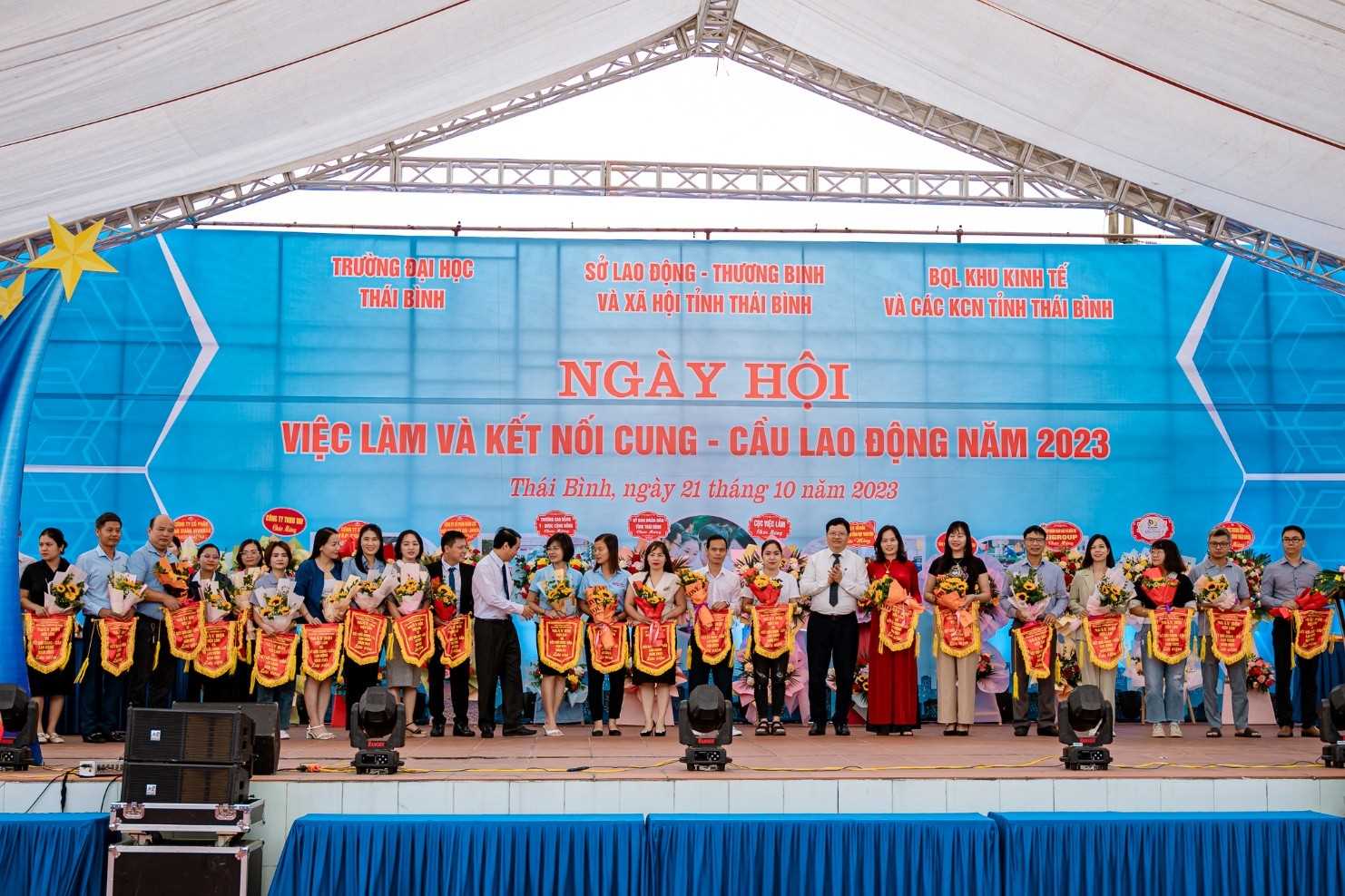 TRƯỜNG ĐẠI HỌC THÁI BÌNH ĐỒNG HÀNH CÙNG SINH VIÊN TRÊN HÀNH TRÌNH NGHỀ NGHIỆP